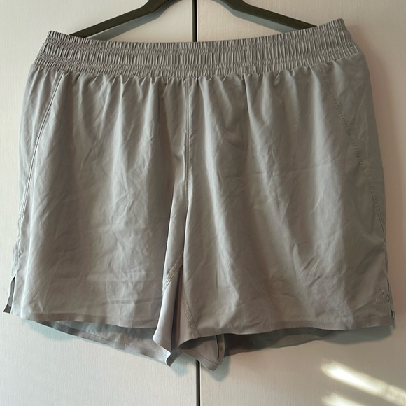 ALO Athletic Shorts 5” - Picture 2 of 4